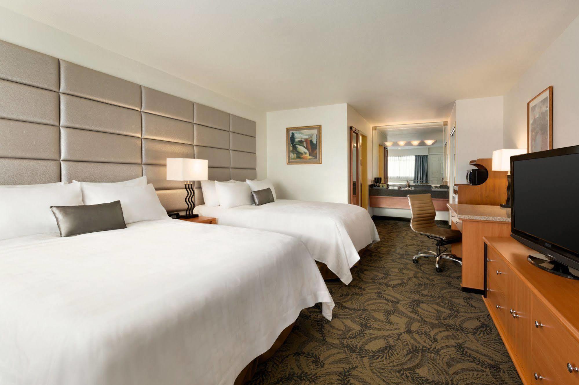 Poco Inn And Suites Hotel And Conference Center Port Coquitlam Exterior photo